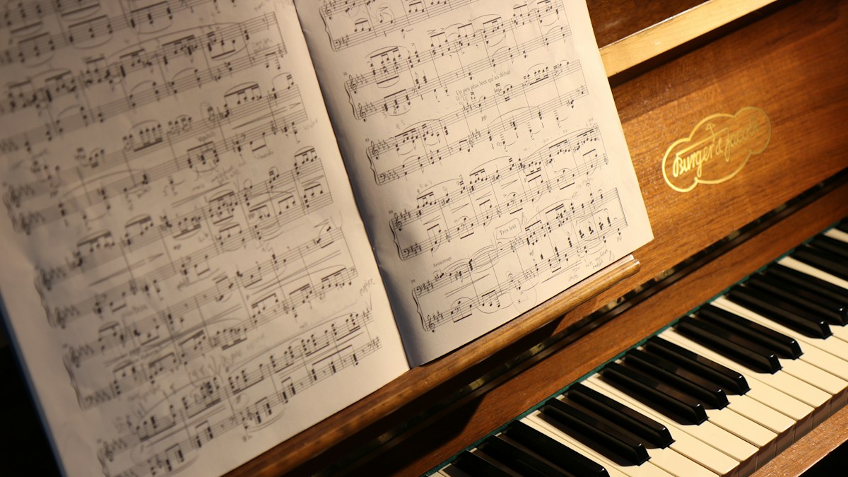 Piano practice setup for learning chords and reading music