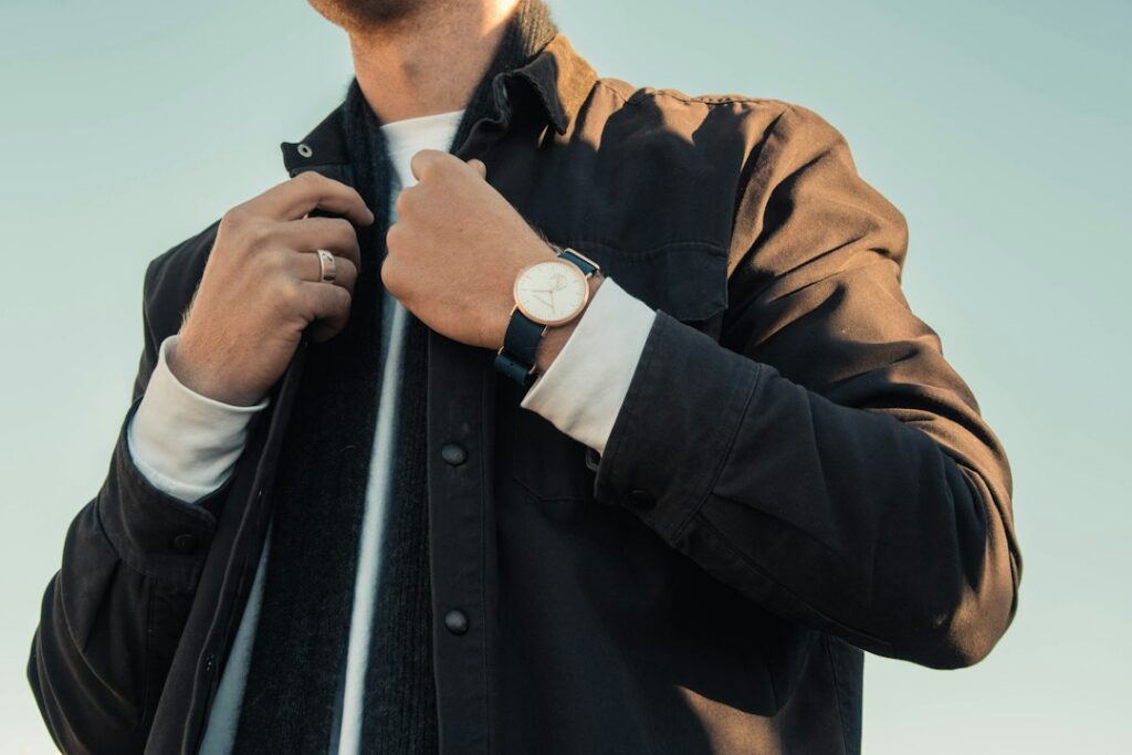 Man wearing a well balanced layered outfit without bulk