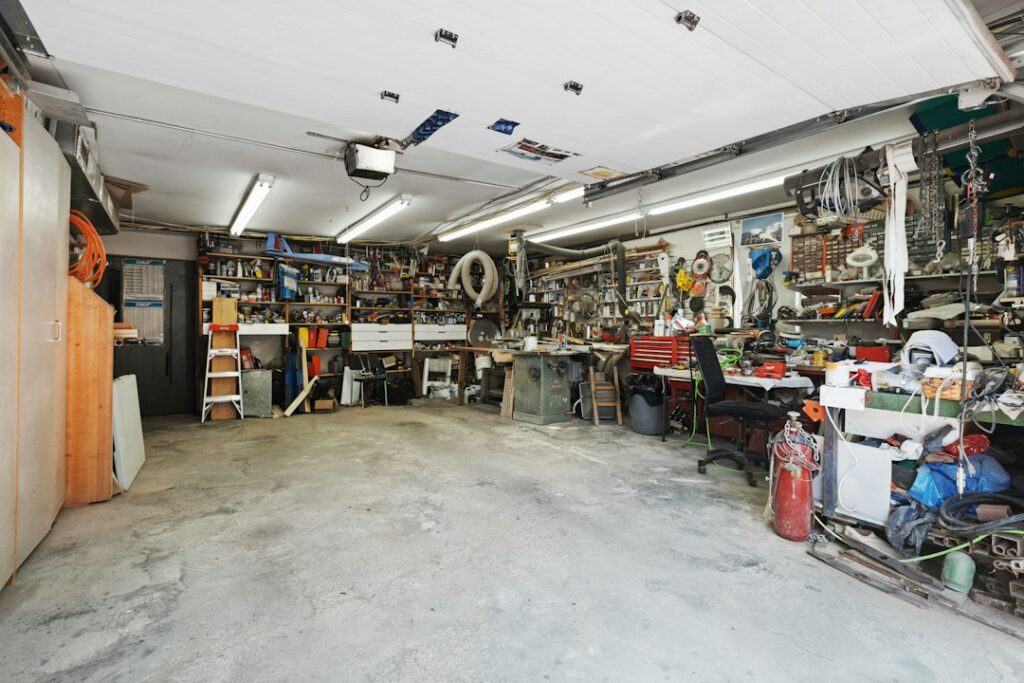 Small garage woodworking workshop layout