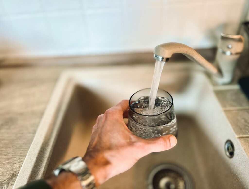 Glass of clean water for a water filtration article