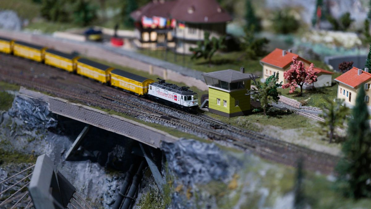 Beginner's Guide to Model Trains product or review visual
