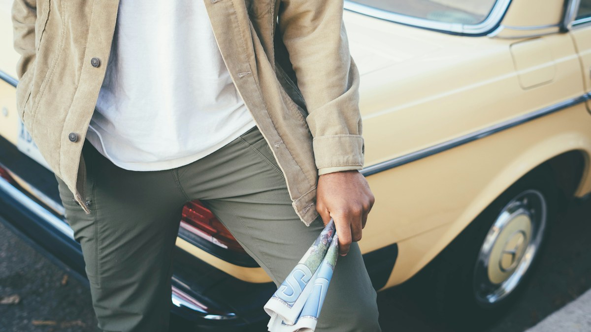 Man wearing chinos in a casual outfit