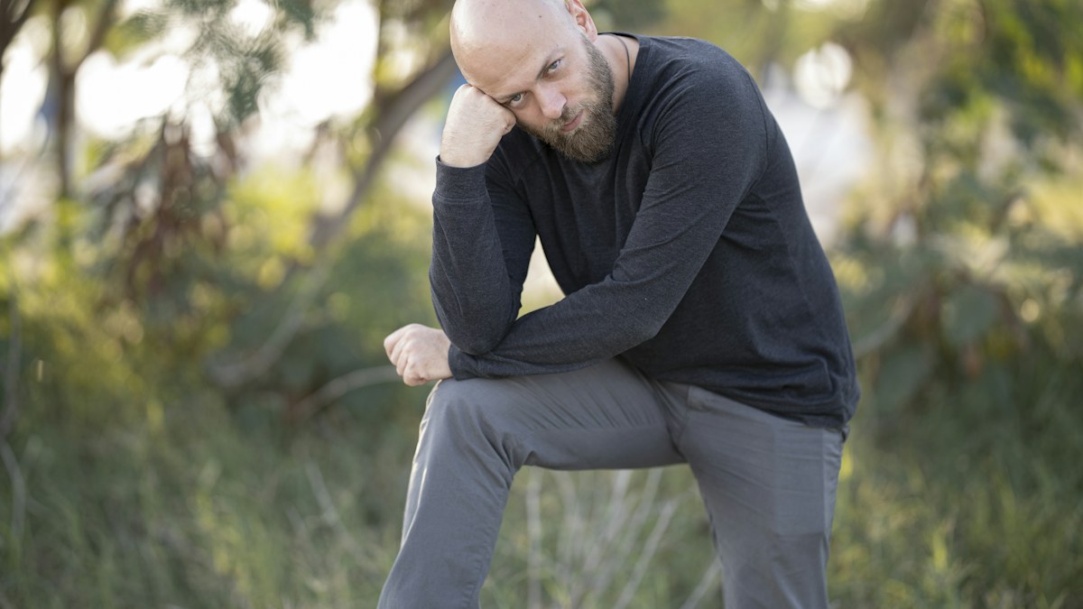 Man experiencing knee discomfort
