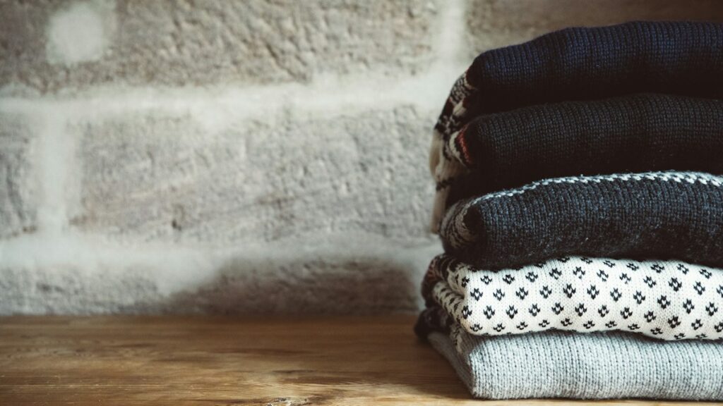 how to hand wash delicate clothes without stretching them, supporting image 1