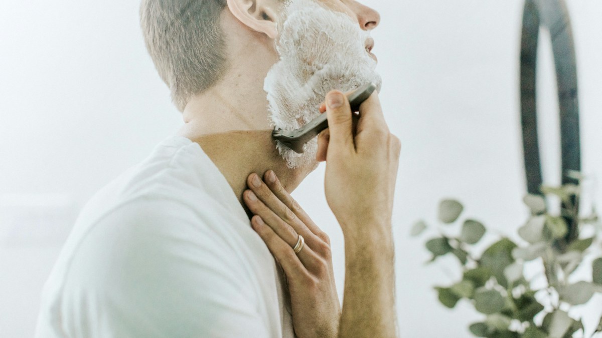 Safety razor for a man's shaving routine