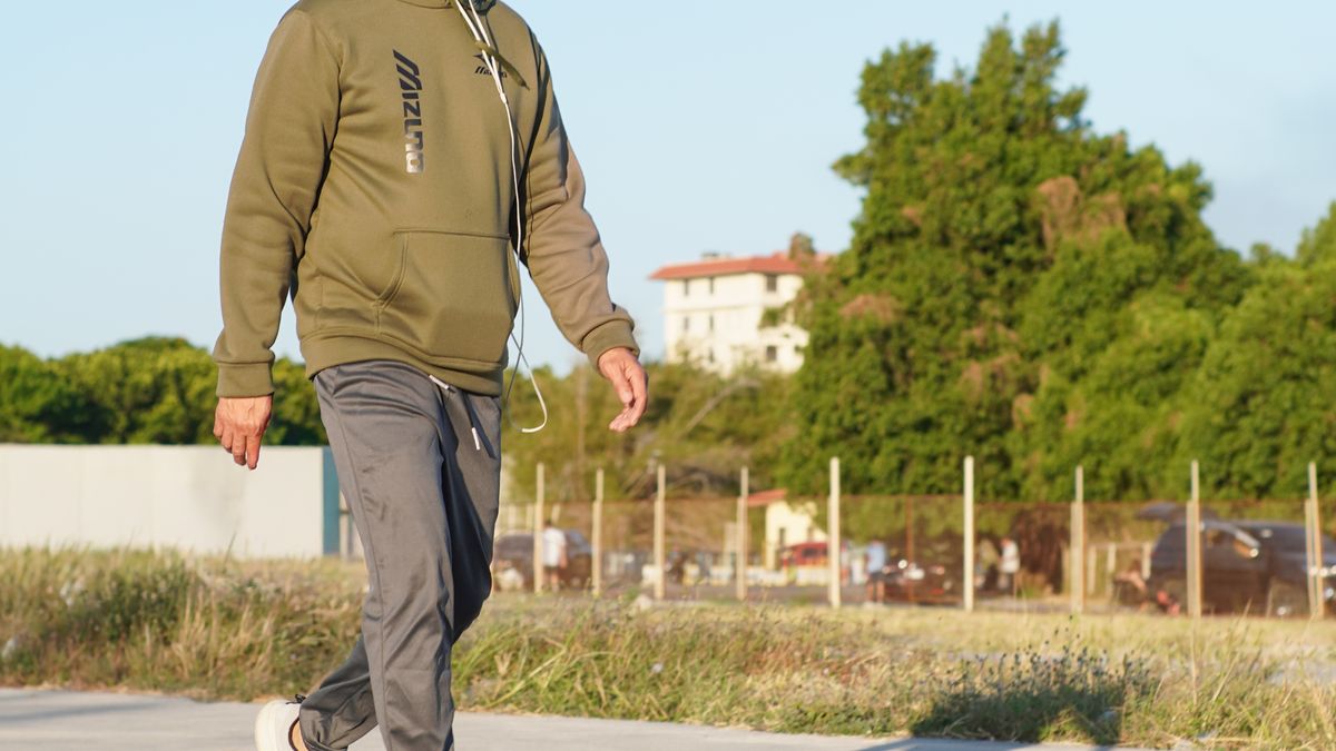 men's sweatpants fit example